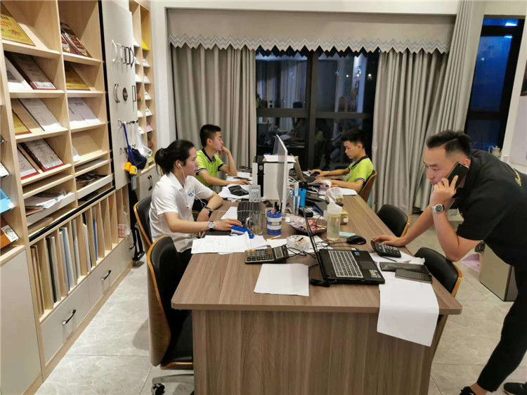 德(dé)維爾宜賓叙州專賣店(diàn)設計師們在工(gōng)作(zuò)中(zhōng)